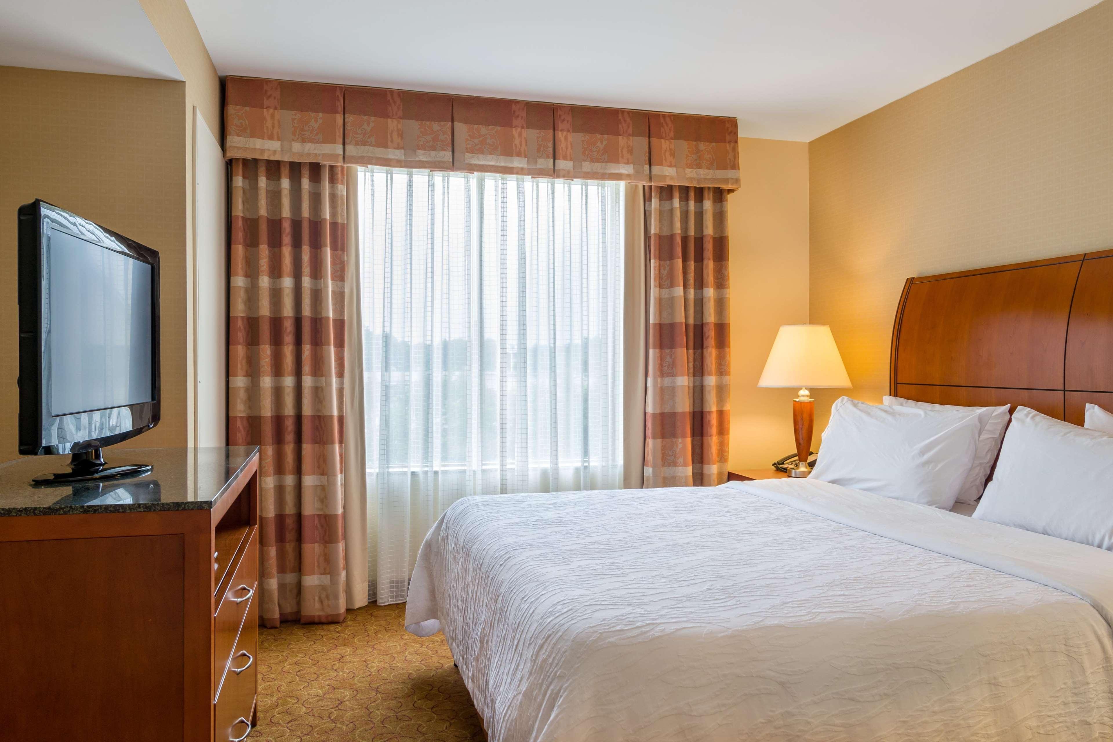 Hotel Hilton Garden Cleveland East / Village Mayfield