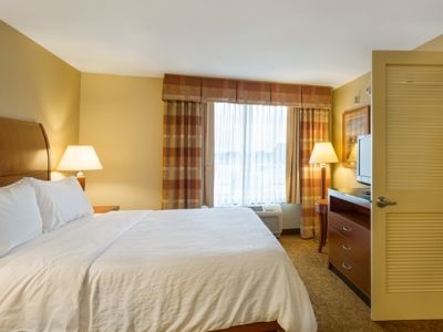 Hilton Garden Cleveland East / Village Mayfield