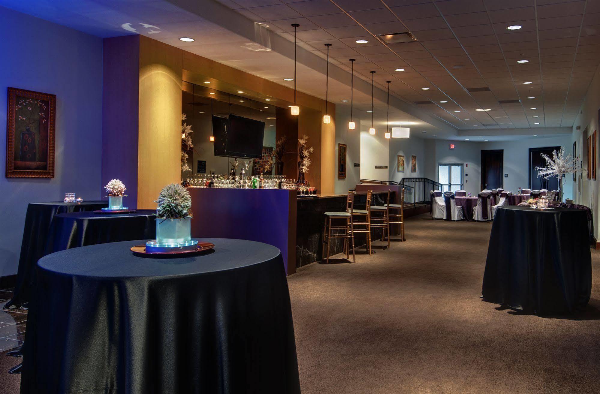 Hotel Hilton Garden Cleveland East / Village Mayfield